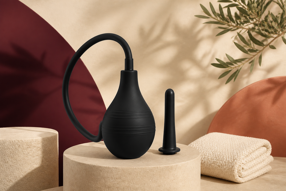 Schwarze Analdusche als stilvolles Produktmotiv