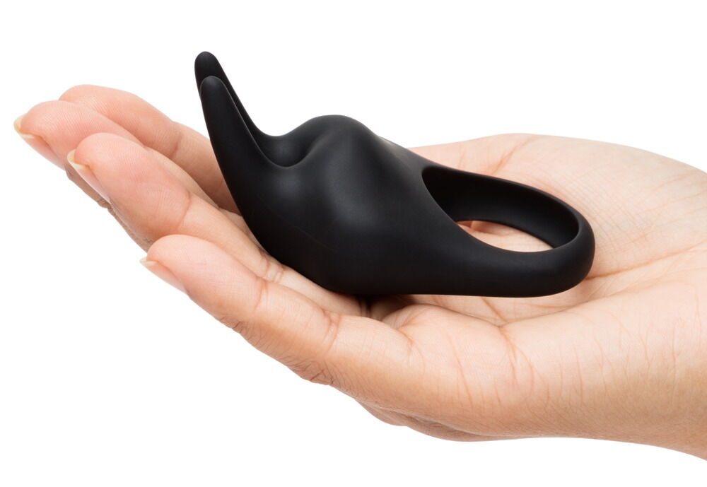 Schwarzer Vibro-Penisring mit Hasenohren in der Hand